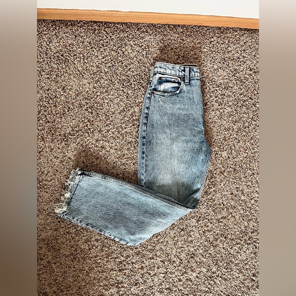 Abercrombie & Fitch The 90sStraight Ultra High Rise Jeans in an acid wash finish - Picture 10 of 11